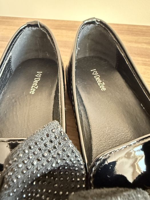 Lakierki czarne. Eleganckie buty. Półbuty