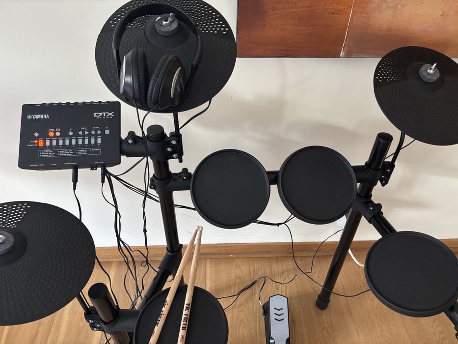 Bateria eletrónica Yamaha DTX402K com auscultadores e baquetas