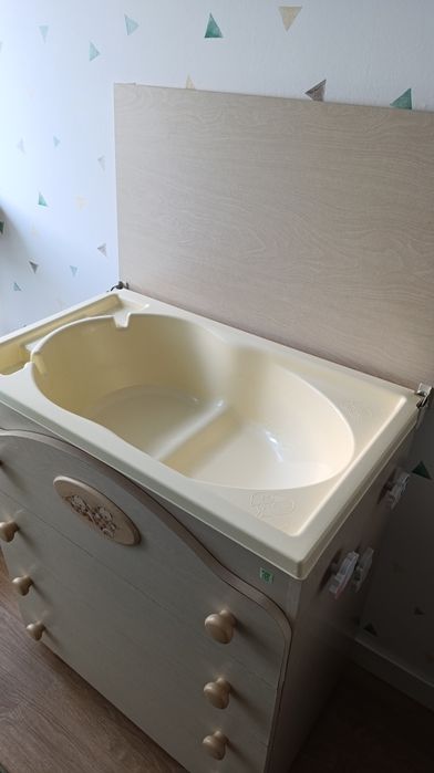 Cómoda muda-fraldas com banheira