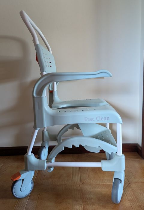 Cadeira de Banho e Sanitária com Rodas Etac Clean