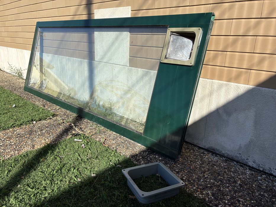 Janela com porta para passagem de gato