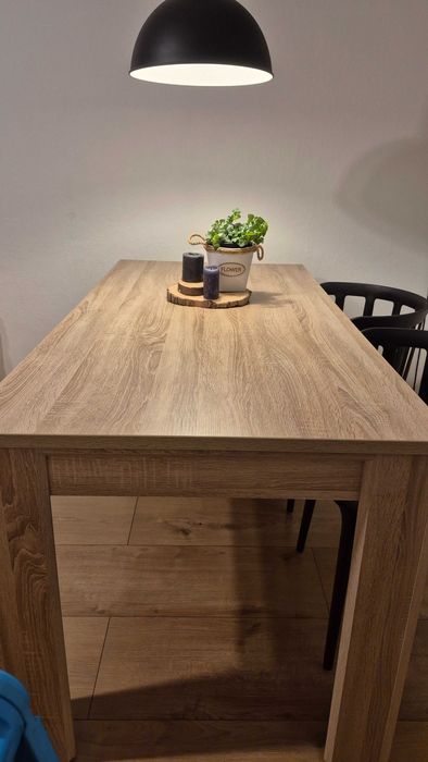 Stól do jadalni dużwgo pokoju stabilny