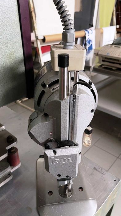 Máquina para cortar espuma e tecidos