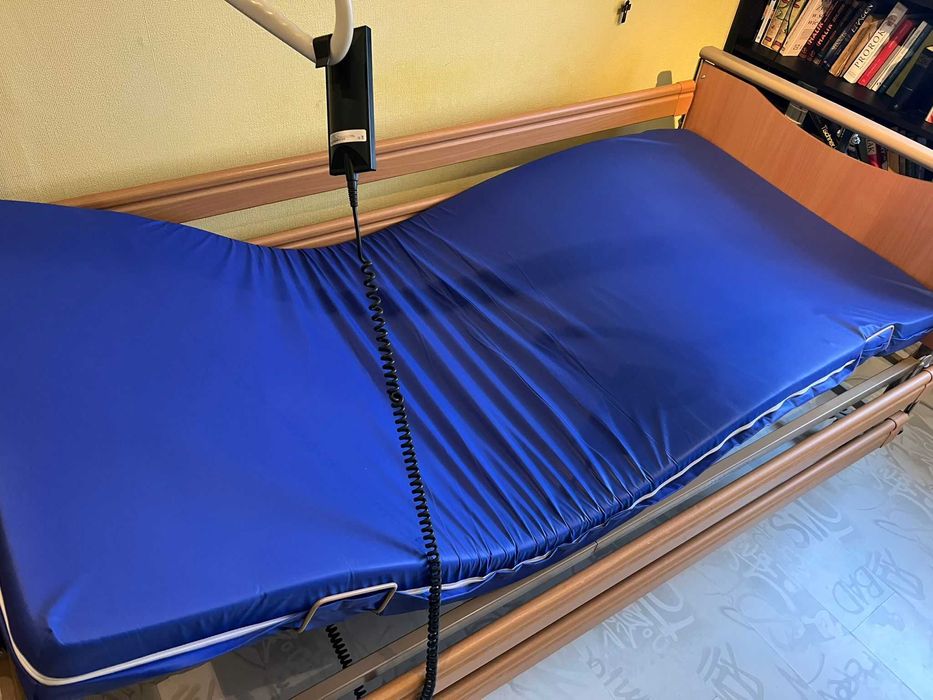 Łóżko rehabilitacyjne elektrycznie regulowane.