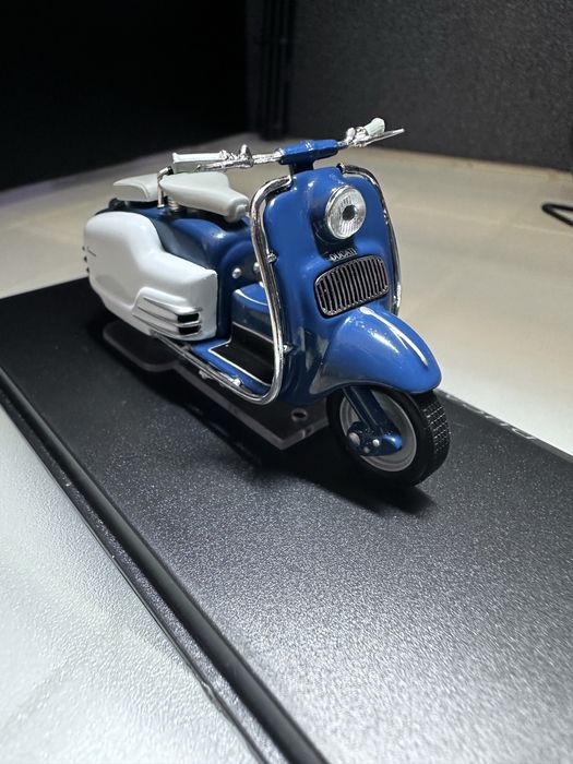 Miniatura Ducati Scooter Cruiser de 1951 Escala 1/24 made by IXO