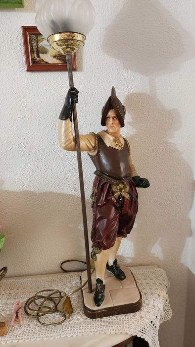 Vendo estatueta decorativa com luminária
