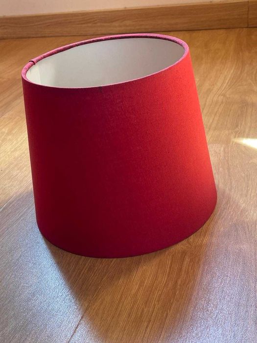 Abajur num bonito vermelho