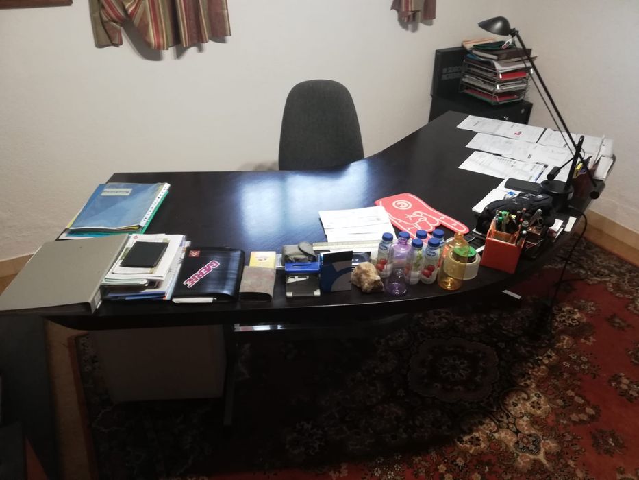 Conjunto escritório com mesa e modulo de moveis arquivo