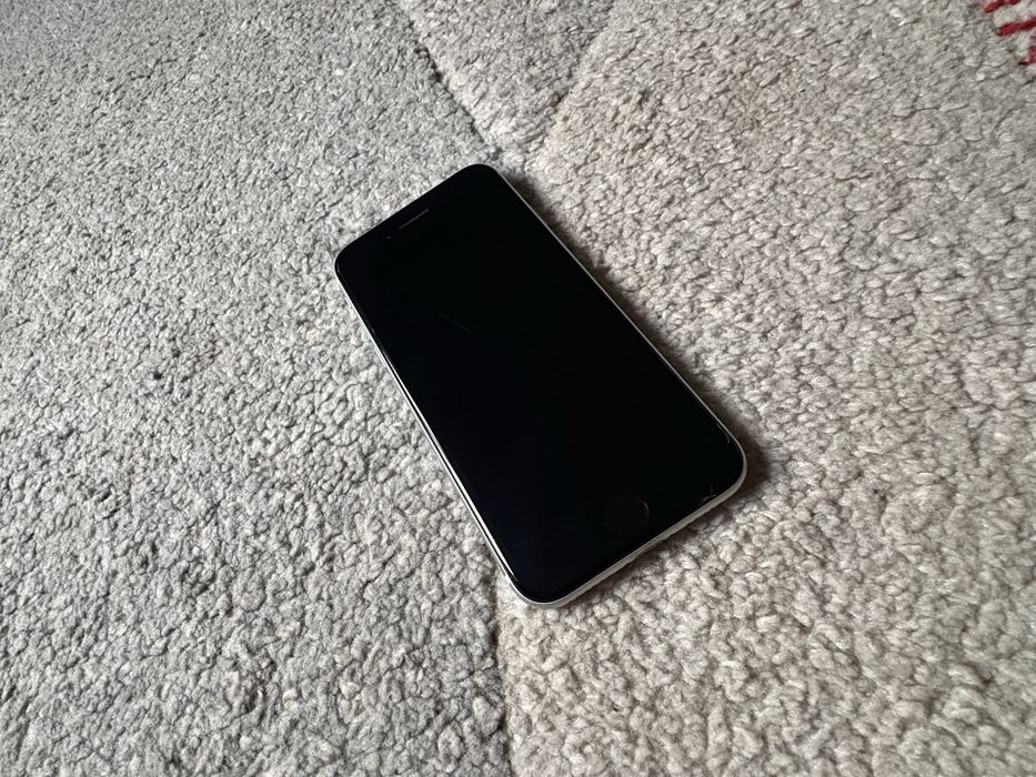 iPhone SE 2020 року на 64 ГБ.