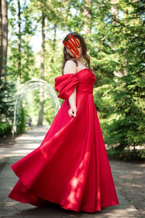 Червона випускна сукня