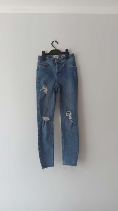 Spodnie jeansy z dziurami