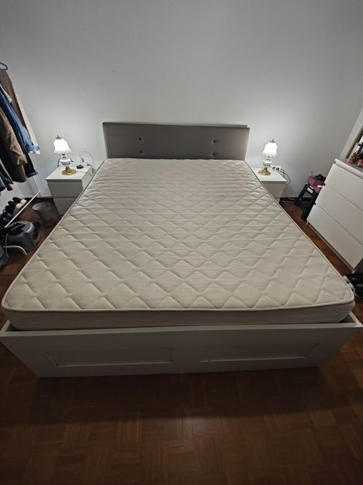 Quarto Completo Branco IKEA: Cama Casal com 4 Gavetoes, Colchao Ortopedico, Mesas e Candeeiros Retro