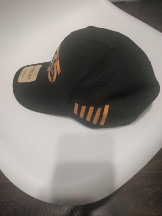 Nowa czapka z daszkiem JCB na 35-lecie