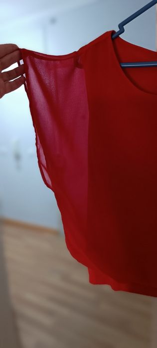 Camisola vermelha aberta de lado usada. Não tem etiqueta, mas veste M.