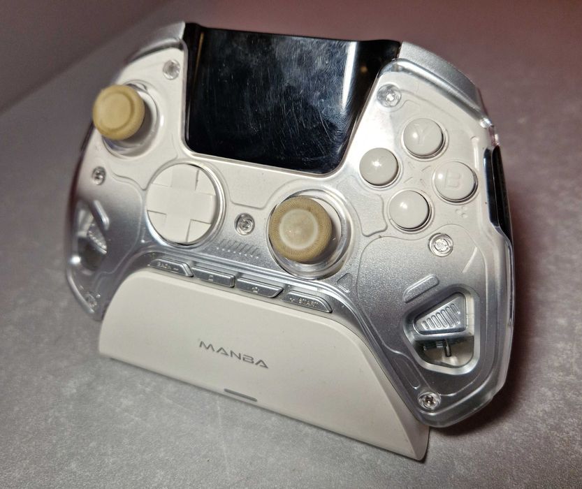 Pad kontroler MANBA ONE ze stacją ładującą
