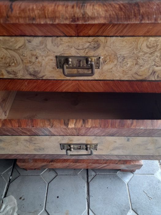 Mała szafka z marmurem