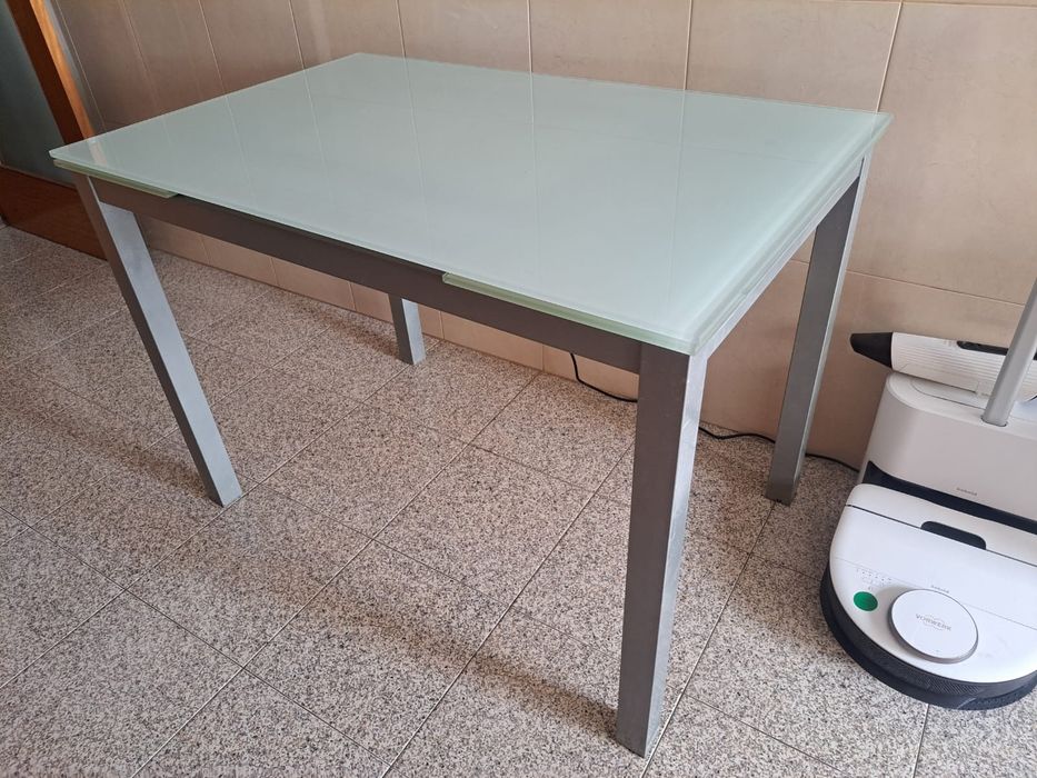 Mesa com tampo em vidro