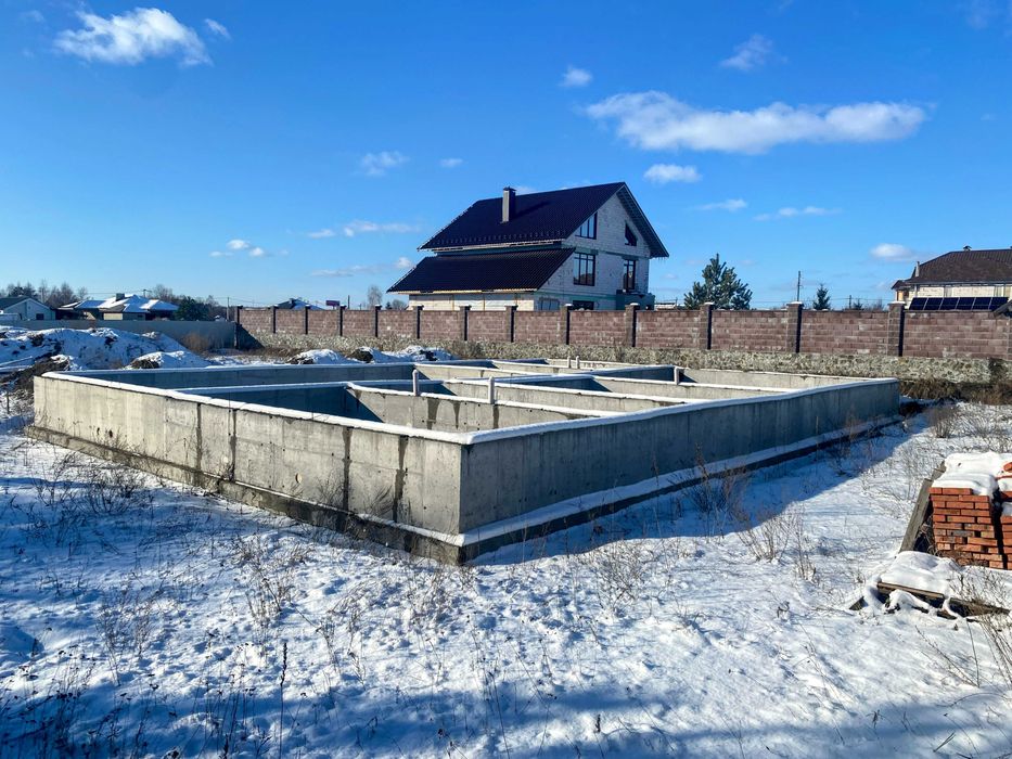 Продаж ділянки з готовим фундаментом та усіма комунікаціями біля лісу!