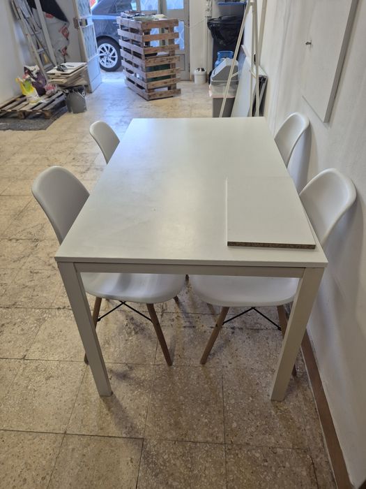 Mesa e 4 cadeiras