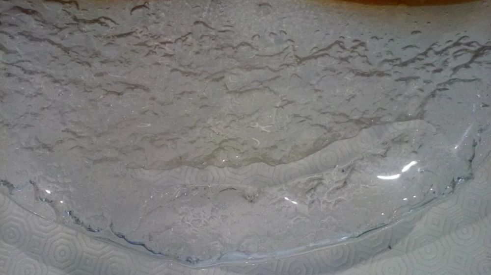 Vidro transparente - prato c/ bolhinhas - numa sala, num escritório...