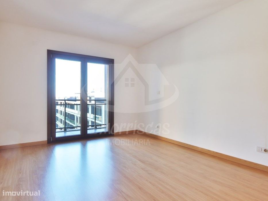 Apartamento T3 com box no Condomínio Blue Garden, em Sacavém