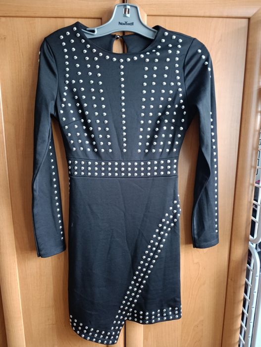 Piękna mała czarna elegancka sukienka