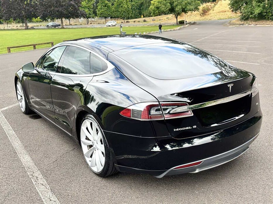Tesla Model S      2015
