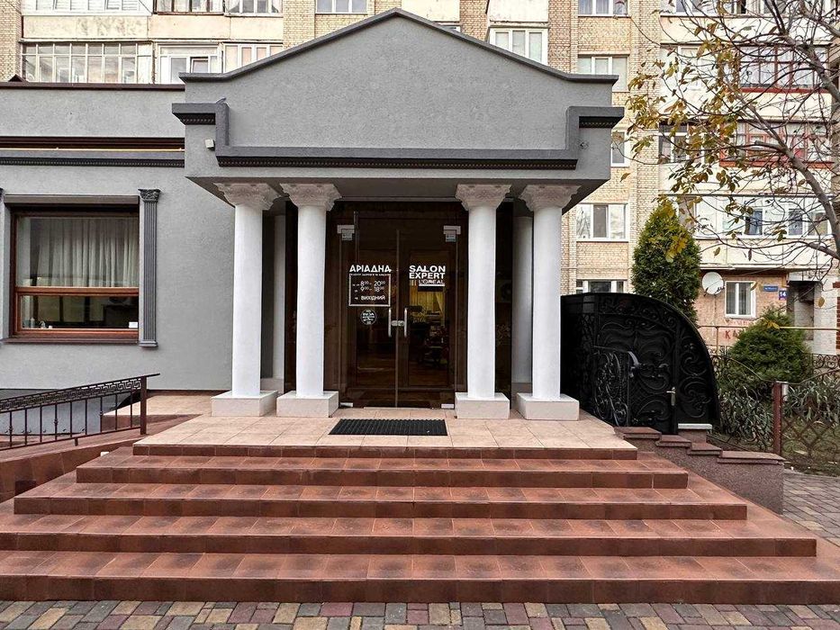 Продаж комерційного приміщення (діючий бізнес) біля Гостинця 447 м.кв.