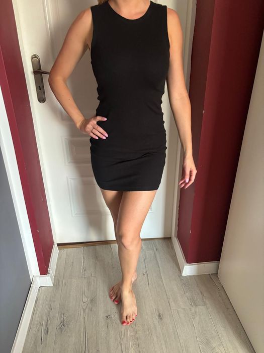 Sukienka czarna dopasowująca się do figury