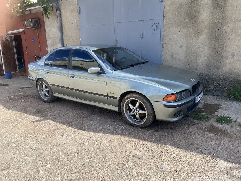 BMW e39 535i.