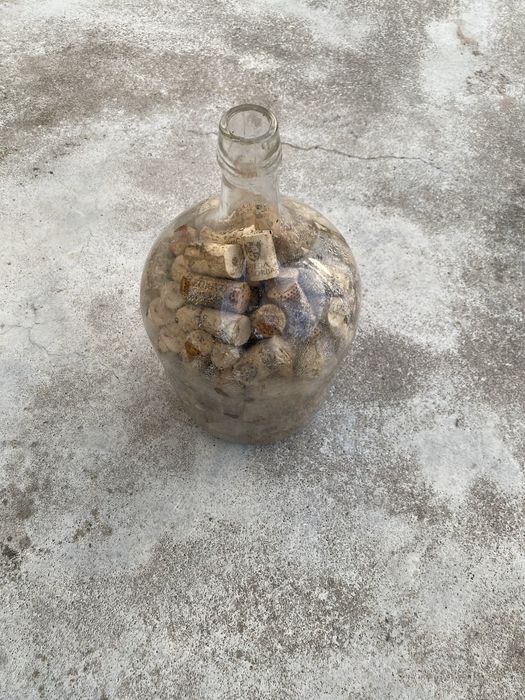Garrafao com rolhas de cortiça