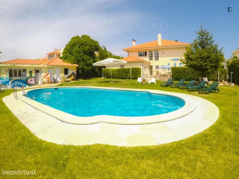 Cama - localizado em Carcavelos Lisbon