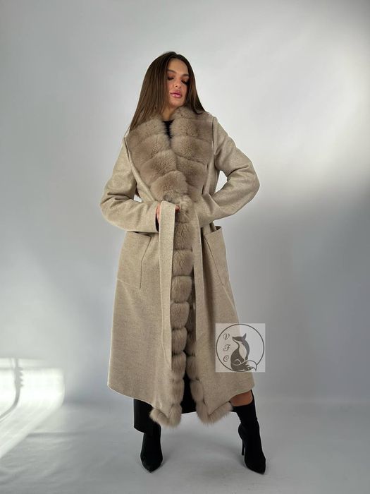 Пальто жіноче бежеве довге з натуральним хутром  песця. Розміри 42-54