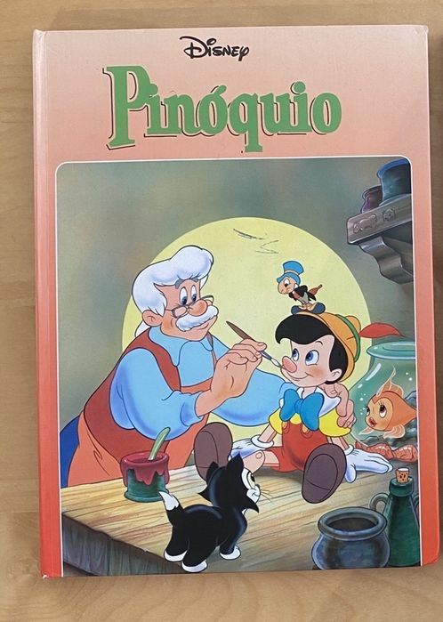 Livro c/movimento Pinóquio e Bambi
