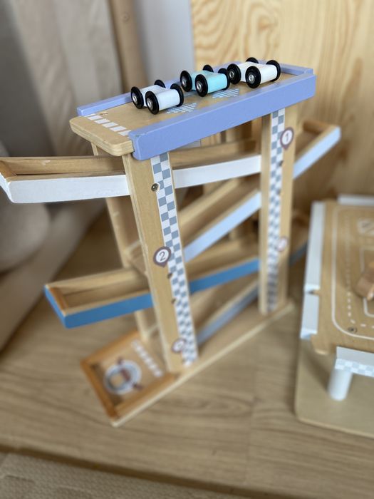 Duży drewniany zestaw mamabrum - garaż, tor dla autek i laweta