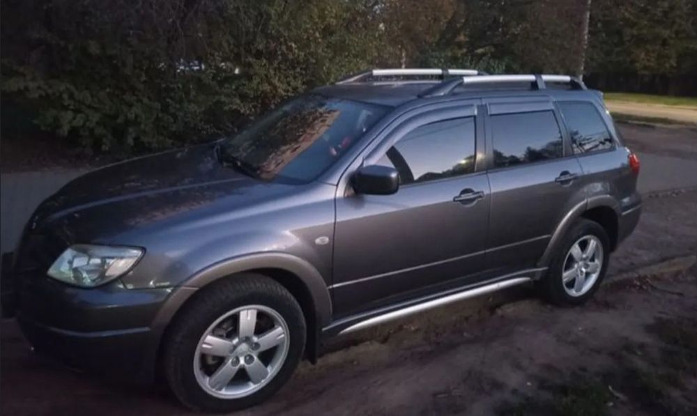 Повнопривідний кросовер Mitsubishi Outlander газ-бензин