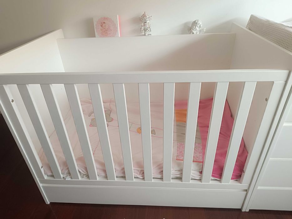 Berço combi ( berço + cómoda muda fraldas + colchão