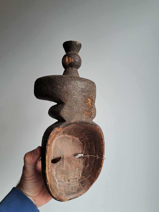 Máscara africana tribal de madeira, Nigéria. Antiga.