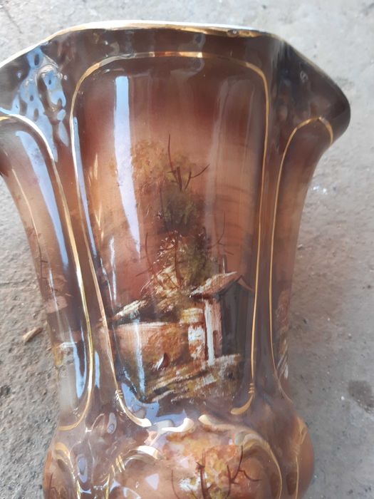 Vaso em porcelana com motivos bucólicos