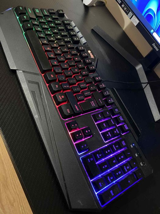 Zestaw gamingowy komputer monitor biurko krzeslo klawiatura