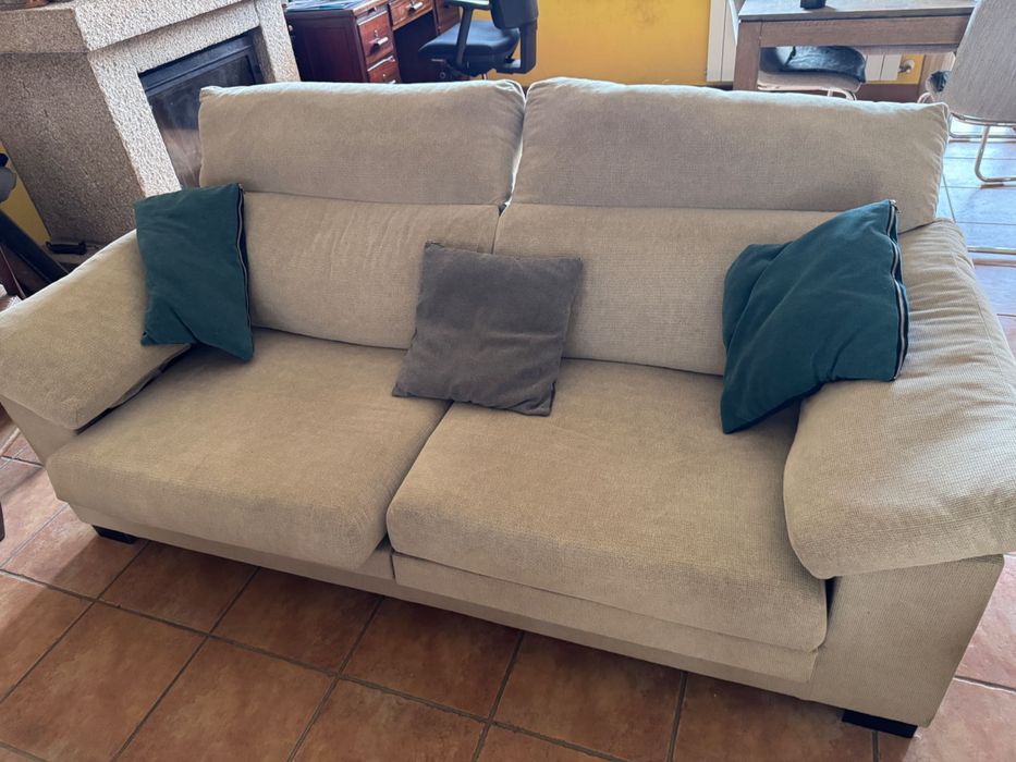 Dois sofas 1 para 3 pessoas e outro para 2