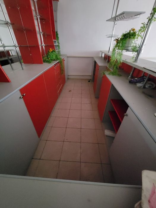 Продам барну стійку та вітрини і стелажі
