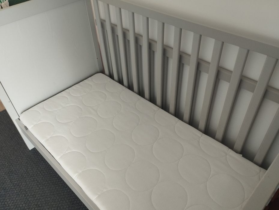 Berço (cama) de cor cinza (Marca IKEA)