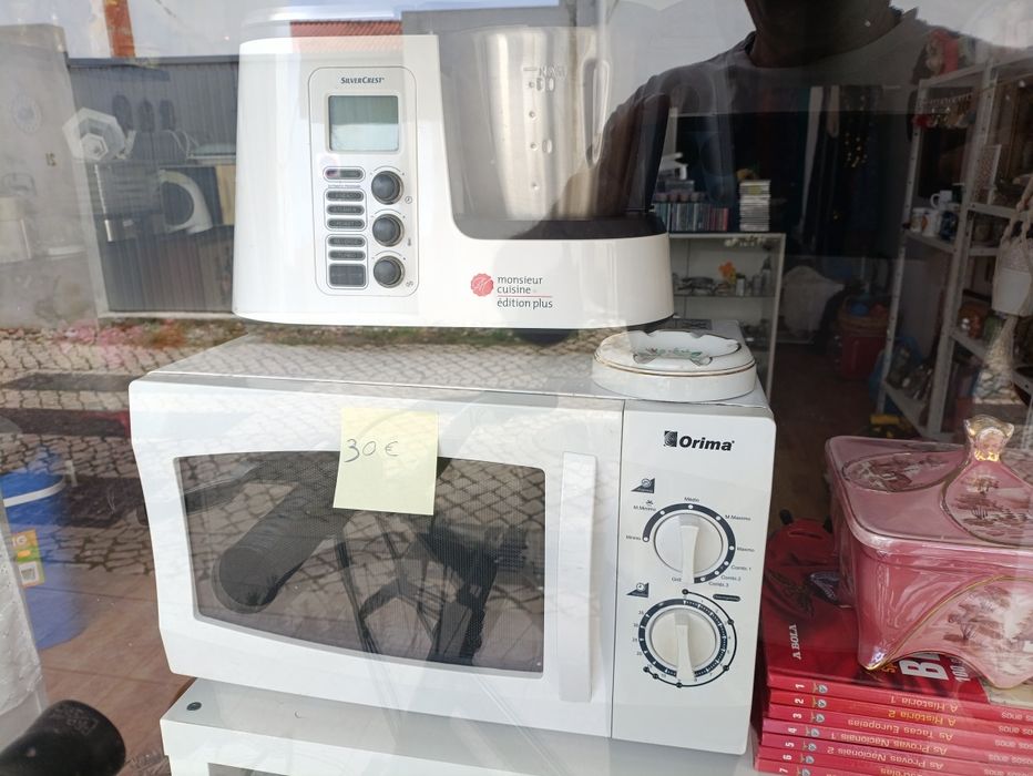 Microondas a trabalhar bem