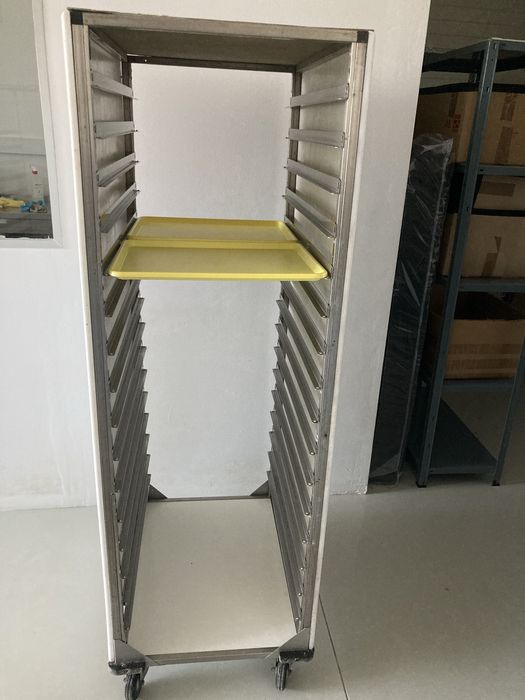 Yellow plastic cafeteria trays – €3 each / €20 per lot64552721708162122