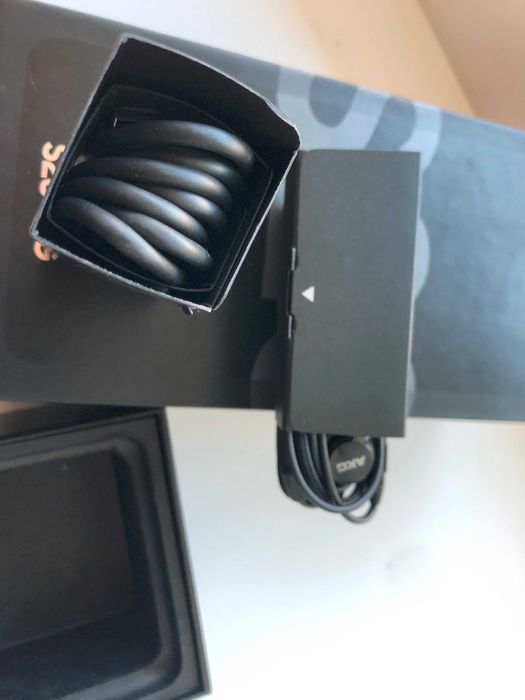 Навушники-гарнітура AKG з комплекту до Samsung Galaxy S20+ нове