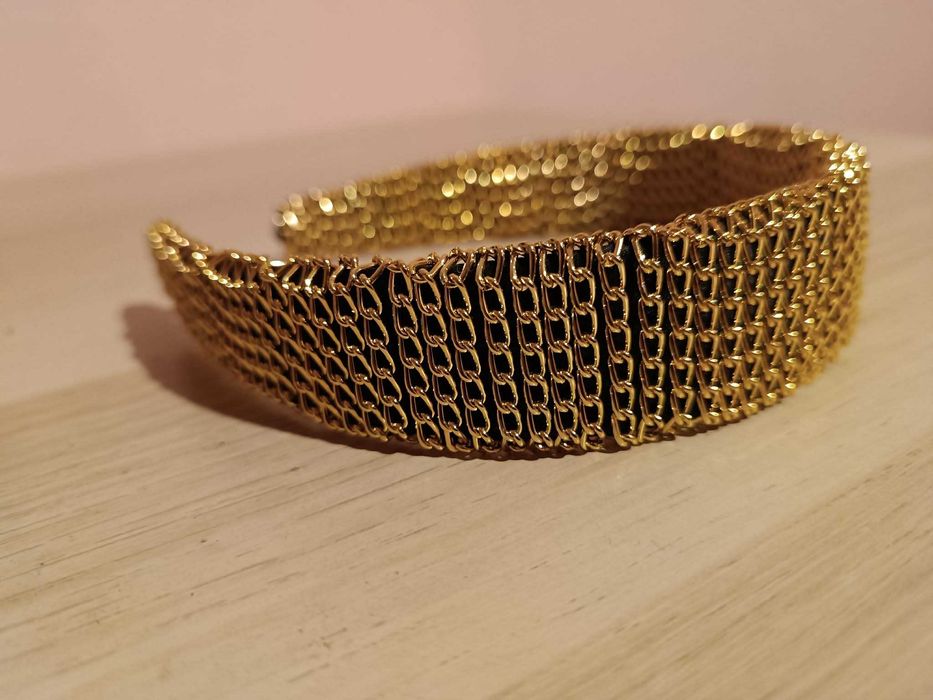 Ozdobna opaska z łańcuszka kolor złoty rozmiar uniwersalny .