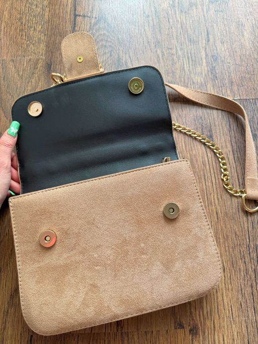 Beżowa, brązowa torebka, na ramię, łańcuszek, ala zamszowa, kopertówka