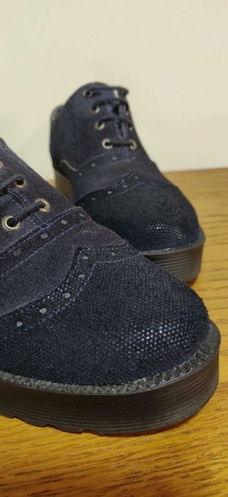 Sapatos azuis em pele camurça
