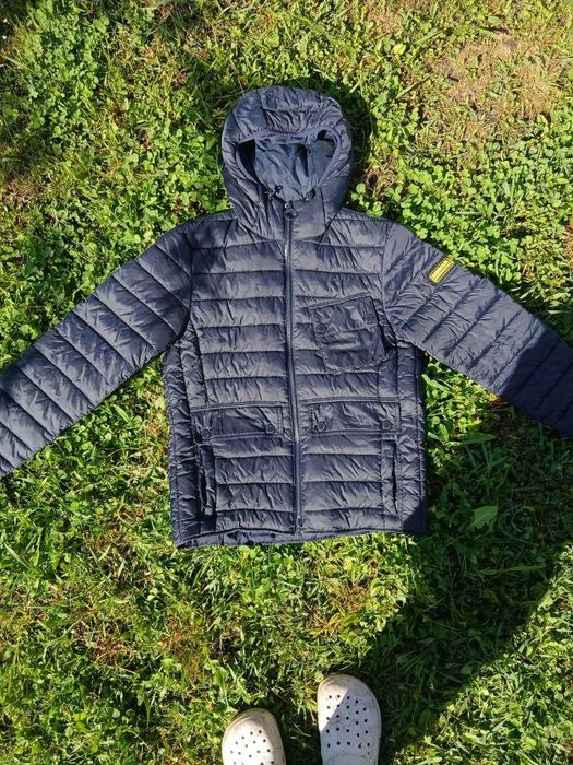 стильна демісезонна куртка Barbour International у темно-синьому кольорі.